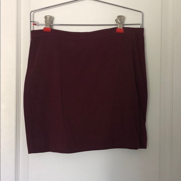 *FREE WITH ANY PURCHASE OF 2 ITEMS OR MORE* H&M burgandy short stretchy Skirt - Picture 1 of 1